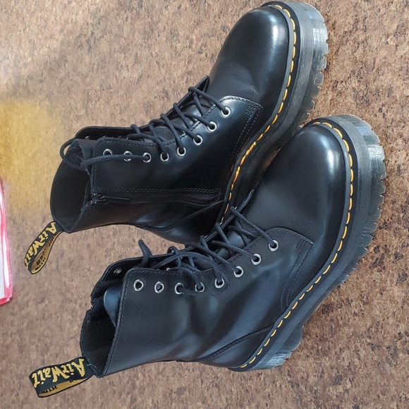 Jaden Doc Martin, size 9 Ladies - Picture 2 of 5